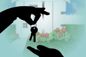 Immobilien - Blick durch 2 Hände mit einen Schlüssel und im Hintergrund ein fertiges Haus (Schlüsselübergabe vom neuen Zuhause)