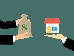 Immobilien - Haus auf Hand und Geldsack in der Hand